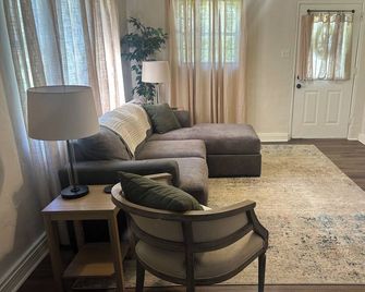 Comfort first! Enjoy this 3BR one block off Broad St + Lake Dannelly Access - Camden - Living room