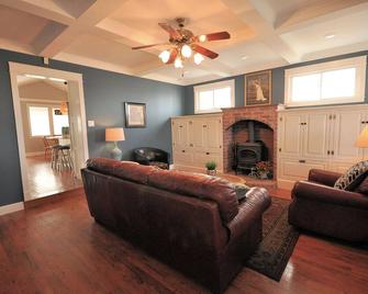 Romantic Historic Cottage in the Ozarks! - Ozark - Living room