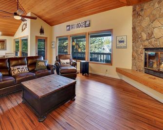 Hot tub, SHARC passes, A/C, bikes + quiet Sunriver location near river/trails - Sunriver - Living room