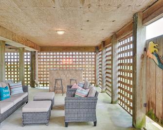 Nags Head Vacation Rental with Hot Tub Near Beach! - Nags Head - Wohnzimmer