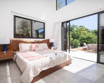Luxury Beachside Villa in a Private Gated Community – Walk to the Ocean! - Paquera - Habitación