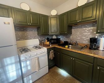 Cozy 1-bedroom house in welcoming East Hartford with AC, WiFi and much more. - East Hartford - Kitchen