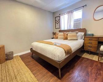 Mid-Century modern style 4 bedroom home - Alturas - Schlafzimmer