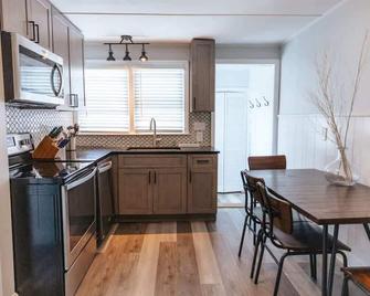 Newly Renovated 2br/1ba | Walk To Beach & Thames - Newport - Kitchen