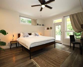 Private Garden Kingsize Studio # 1 Near the Ocean - Roberts Creek - Bedroom