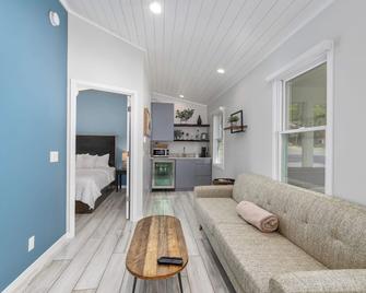One Bedroom Cottage at Downtown Saugatuck Resort - Saugatuck - Living room