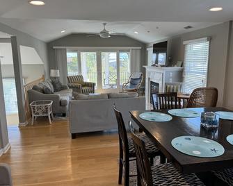 Beautiful Home On the Canal with Boat Dock - Walk to the Beach - Fenwick Island - Їдальня