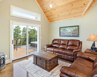 Smith Treehouse Lake Lure: Close To Asheville And Tyron With Killer Views - Lake Lure - Sala de estar