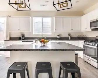 Spacious Modern Home near Sierra Lakes Golf Course - Fontana - Kitchen