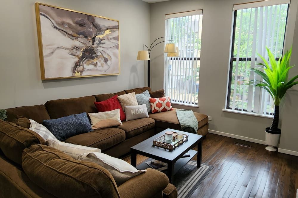 Amazing & Spacious 3 bed / 2 Bath Townhome Near Downtown, Steps from the train! - שיקאגו - סלון