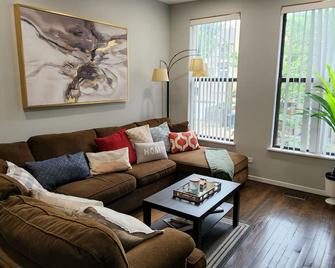 Amazing & Spacious 3 bed / 2 Bath Townhome Near Downtown, Steps from the train! - Chicago - Sala de estar