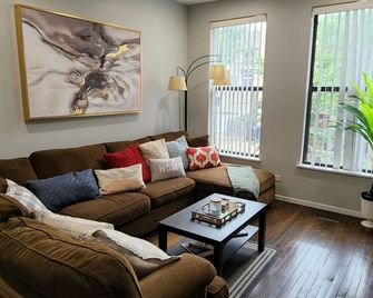 Amazing & Spacious 3 bed / 2 Bath Townhome Near Downtown, Steps from the train! - שיקאגו - סלון