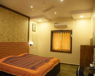 Hotel Ashoka - Cuttack - Bedroom
