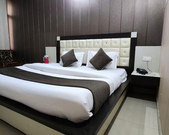 Hotel Neelkanth Katra Managed By Mahadev Hotel and Resorts - 格德拉 - 臥室