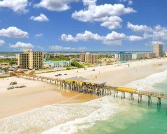 The Ocean Front Starfish Suite by Brightwild - Daytona Beach Shores - Playa
