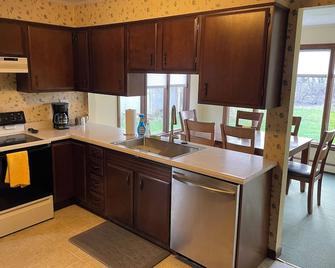 Quiet single-level fully furnished house - Bangor - Kitchen