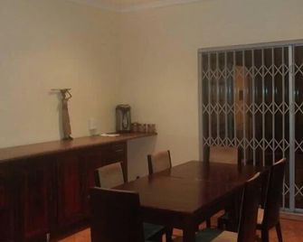 Sharon's bed and breakfast - Pilanesberg - Dining room