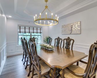 Prime Peoria Retreat w/ Deck & Fireplace! - Peoria - Dining room