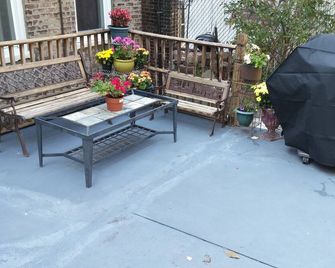 Modern 2br Retreat Near Nyc, Clean, Cozy, Private & Fully Equipped - West New York - Innenhof