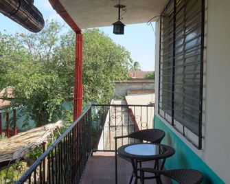 Hostal Harvest House - León - Balcony