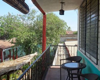 Hostal Harvest House - León - Balcony