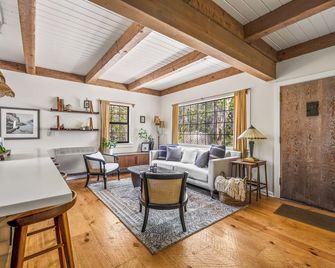 Charming Pet-Friendly Cottage in Beautiful Coastal Mendocino with Wi-Fi - Mendocino - Living room