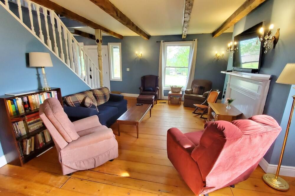 Feel the Country Vibe in this 4-bedroom Farmhouse Inn! Close to Kingston, PEC - Napanee - Living room