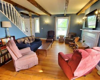 Feel the Country Vibe in this 4-bedroom Farmhouse Inn! Close to Kingston, PEC - Napanee