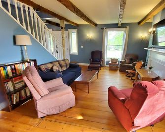 Feel the Country Vibe in this 4-bedroom Farmhouse Inn! Close to Kingston, PEC - Napanee - Living room