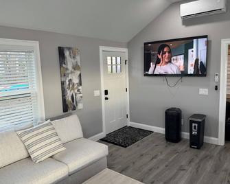 Waterfront cottage on Warwick Cove. - Warwick - Salon