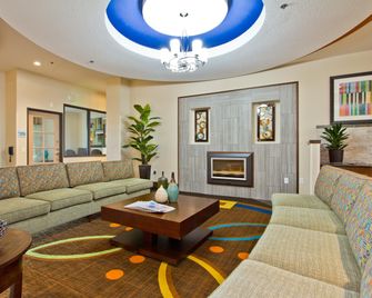 Holiday Inn Express & Suites Denver East-Peoria Street By IHG - Denver - Sala de estar