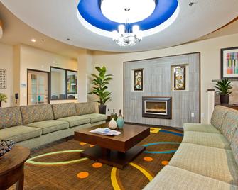 Holiday Inn Express & Suites Denver East-Peoria Street By IHG - דנבר - סלון