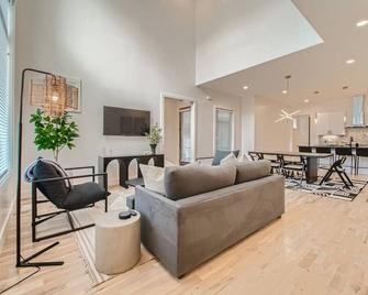 24- Home w/ Rooftop- The Music City Collection - Nashville - Living room