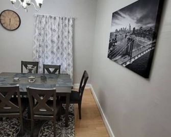 Cozy 3 bedroom minutes from Yale and the beach - West Haven - Dining room