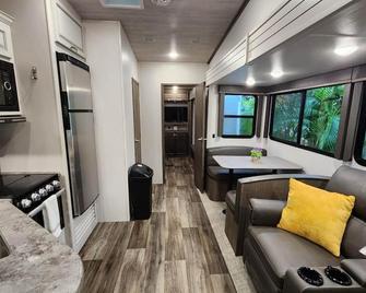 RV Rental at River Ranch, 2Bed/2Ba! 251 - River Ranch - Sala de estar