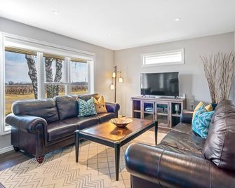 New Vineyard Home 3 Bedroom, mins to Wineries & Old Town Niagara-on-the-Lake - Niagara-on-the-Lake - Living room