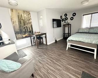 Private/ Pet-friendly Themed Suite with Kitchenette! Fast Wi-Fi, Central - Lethbridge