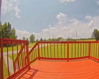 Beautiful, spacious, home perfect for a quiet getaway & all your comfort needs. - Brownsville - Balcony