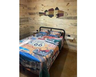 Nostalgic Route 66 Cabin near Blue Springs Ranch - Bourbon - Makuuhuone