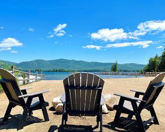 Waters Edge Lodge - Lake George - Patio