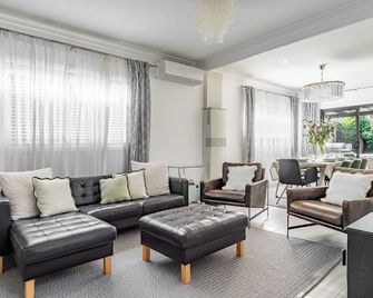 Avenues Getaway - 4pm check out Sundays. Premier host with happy guests - 로즈버드 웨스트 - 거실