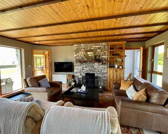 Mesmerizing Ocean Drama - 5 Bedroom Oceanfront Home with Stunning Panoramic View - Ballydavid - Huiskamer