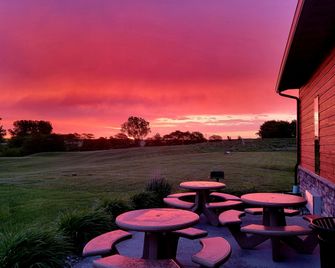 Cobblestone Inn & Suites Maryville - Maryville - Binnenhof