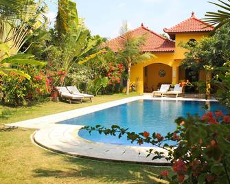 Ada Waktu Homestay - Yogyakarta - Pool