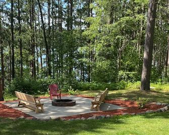 5 Bedroom Very Spacious Rustic Lake Home - Pequot Lakes - Patio