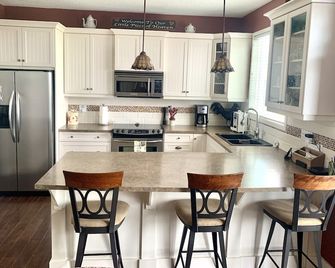 Spacious Carriage Suite in the Peaceful Foothills of the Canadian Rockies! - De Winton - Cuisine