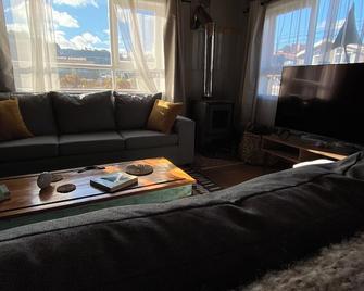 Refugio Ballena Hostel - Castro - Wohnzimmer