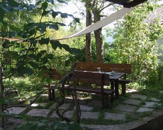 Quiet apartment on the ground floor with garden and terrace - Sassetta - Patio
