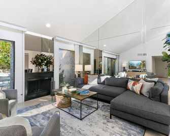 3/2 Fully Renovated Single Story Condo Steps From Smoketree Shopping Centers - Palm Springs - Wohnzimmer
