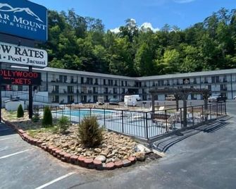 Bear Mount Inn & Suites - Pigeon Forge